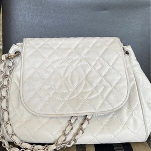 Chanel White Shoulder Bag with Quilted Leather Texture